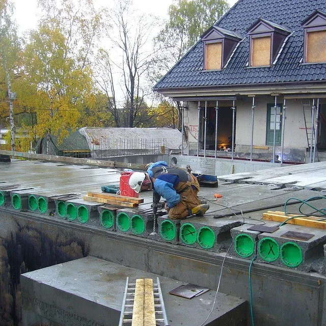 Arbeidere monterer betongelementer