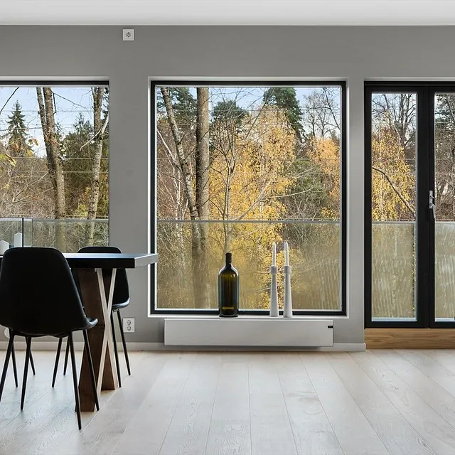 Moderne rom med store glassflater