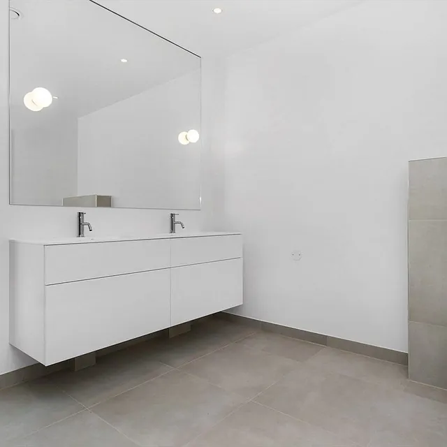 Moderne og stilrent baderom med hvite flater