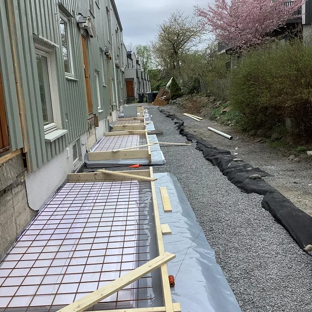 Fundament med armeringsnett klargjort for støping foran rekkehus.
