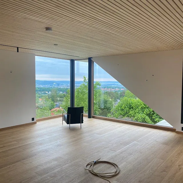 Rom med store vinduer og panoramautsikt over byen